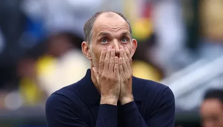 Entrenador con las manos en la cara durante el partido
