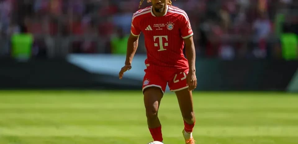 Jugador de Bayern Múnich corriendo con el balón