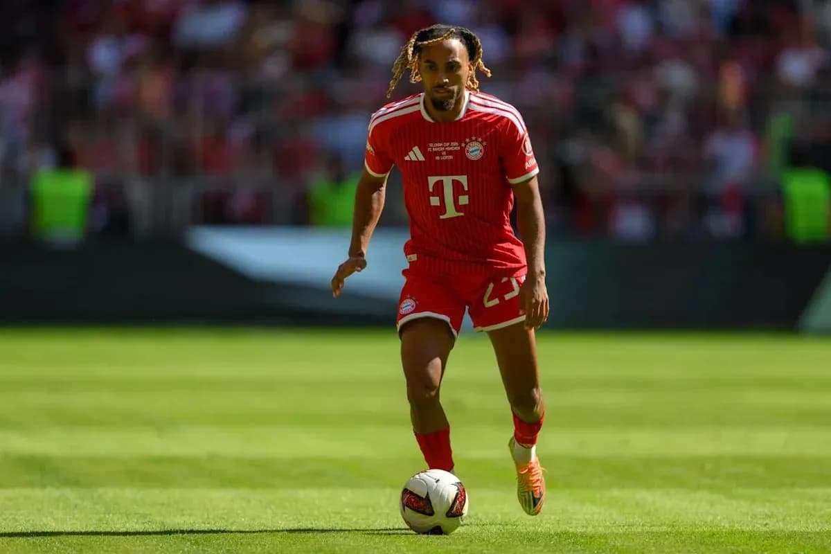 Jugador de Bayern Múnich corriendo con el balón