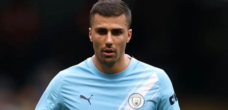 Jugador de Manchester City en uniforme azul durante partido