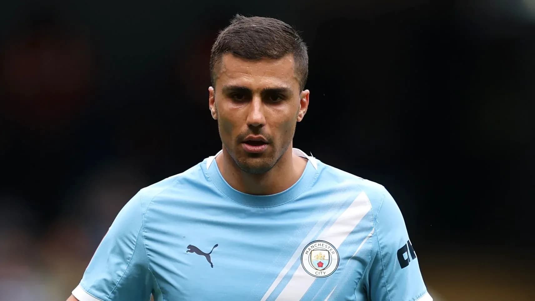 Jugador de Manchester City en uniforme azul durante partido