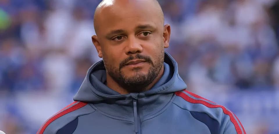 Entrenador de pie en el campo de fútbol