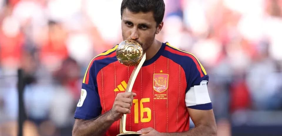 Jugador de España besando el trofeo dorado