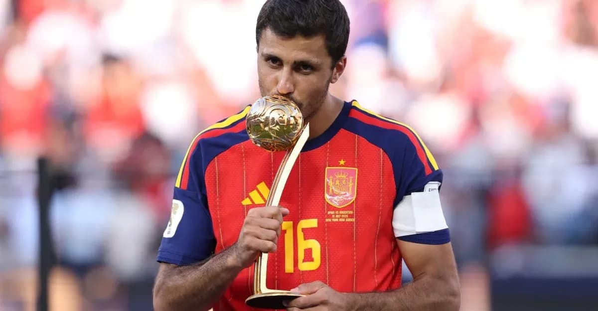 Jugador de España besando el trofeo dorado