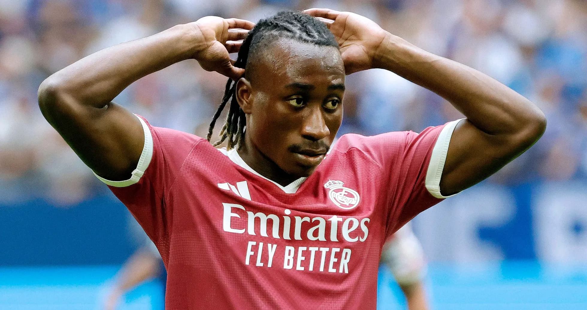 Jugador de fútbol con camiseta de Real Madrid en acción