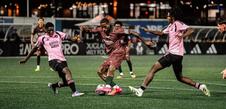 Jugadores de Inter Miami II en acción durante el partido