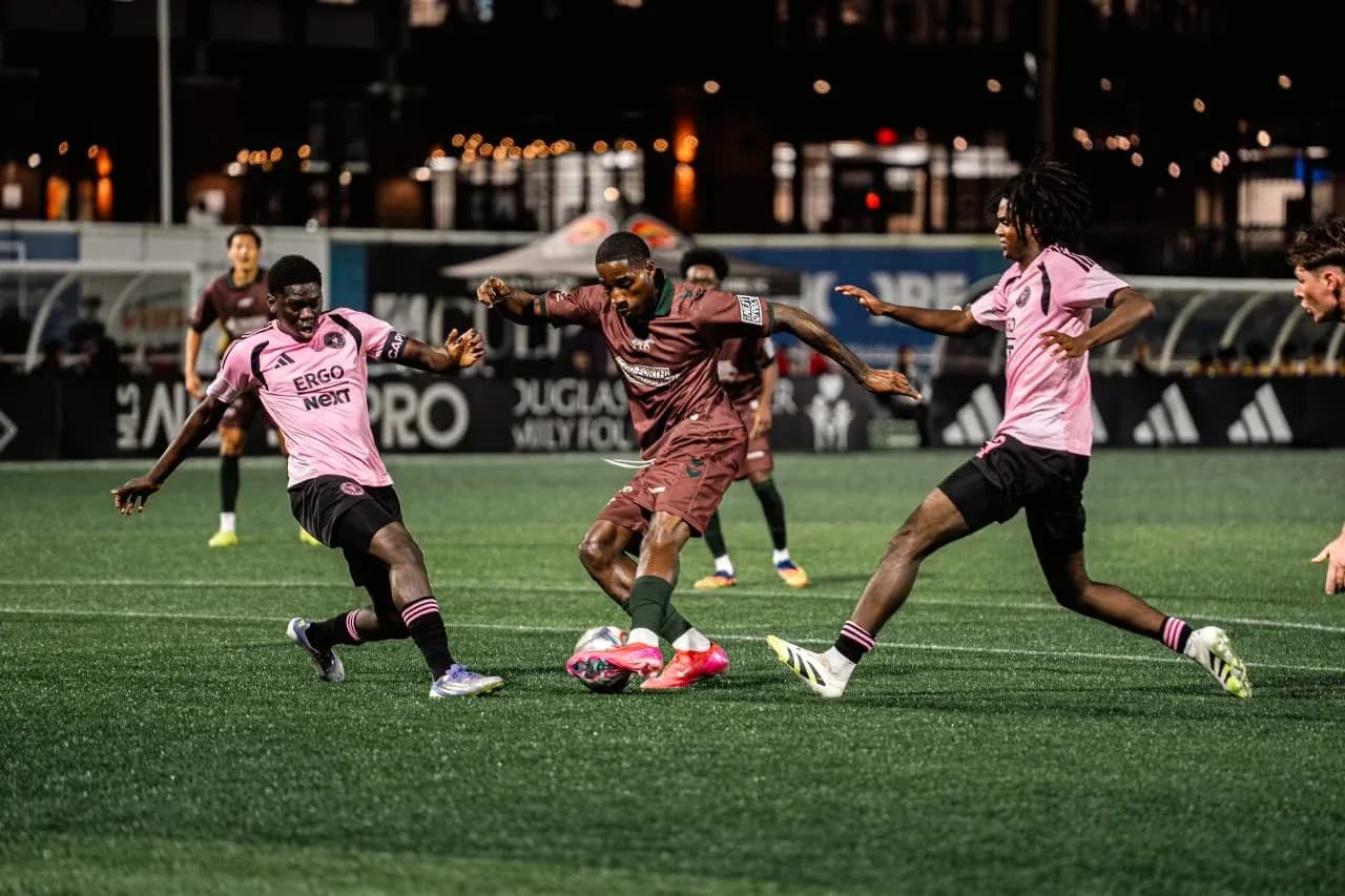 Jugadores de Inter Miami II en acción durante el partido