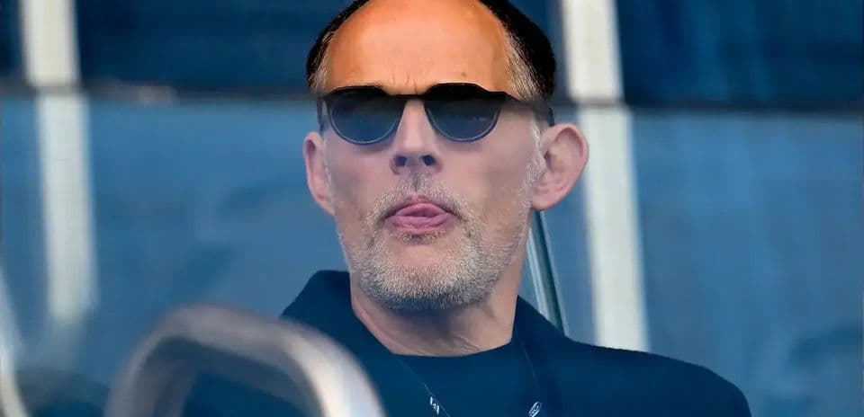 Hombre con gafas de sol en un palco