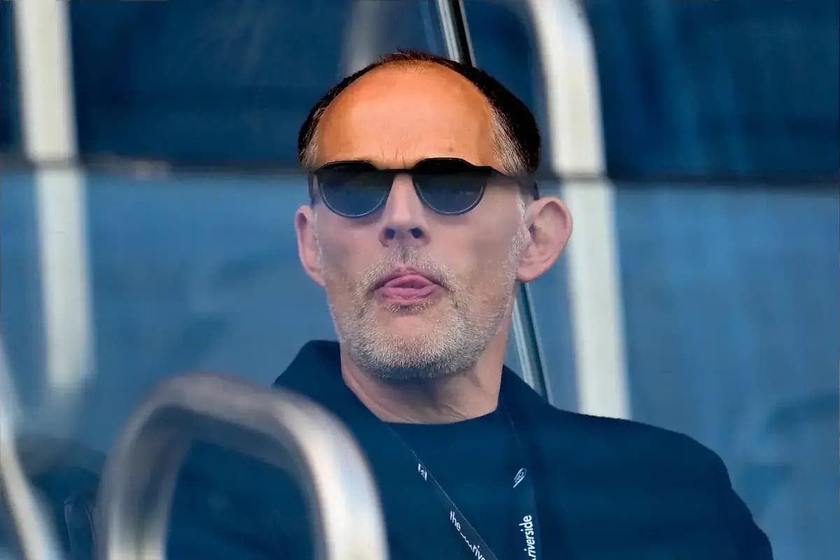 Hombre con gafas de sol en un palco