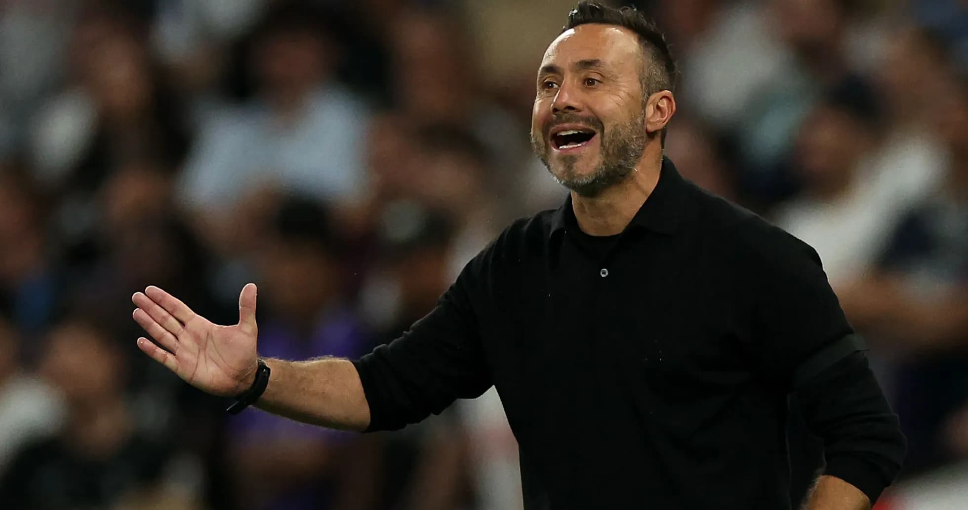 Entrenador dando instrucciones durante el partido