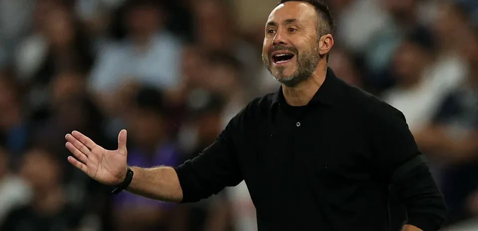Entrenador dando instrucciones durante el partido