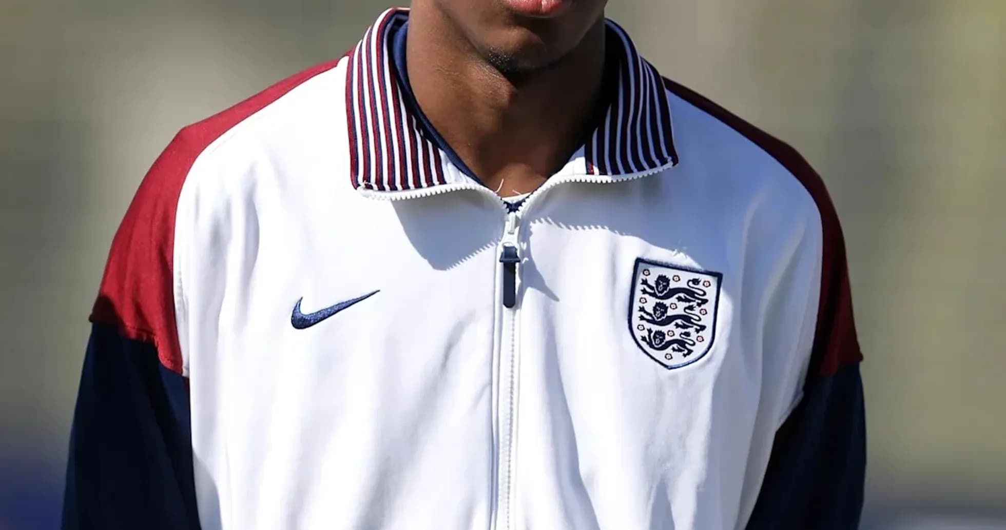 Jugador con chaqueta de la selección de Inglaterra