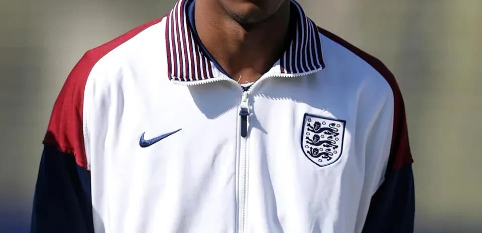 Jugador con chaqueta de la selección de Inglaterra