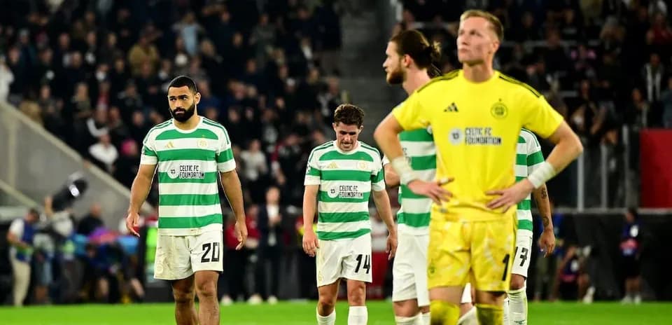 Jugadores de Celtic FC caminando tras derrota en partido