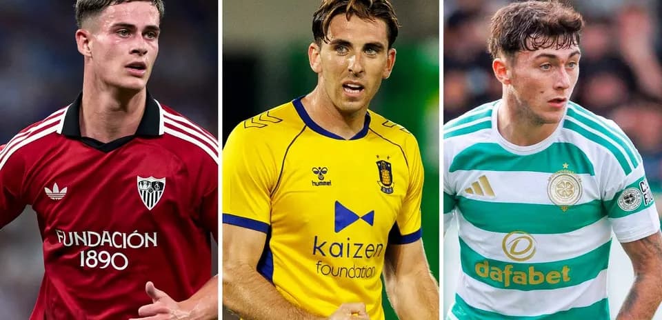 Tres jugadores de fútbol en sus respectivas camisetas