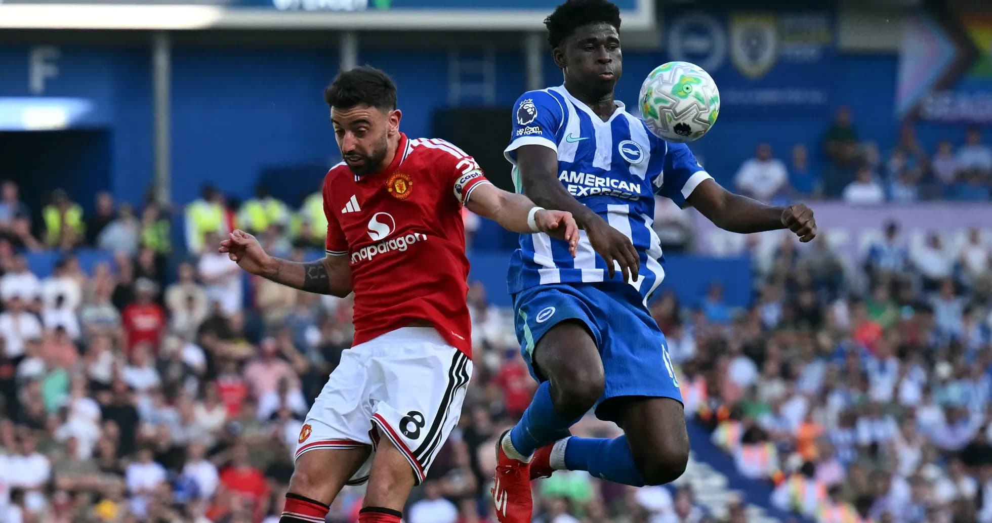 Jugadores de Manchester United y Brighton compitiendo por el balón