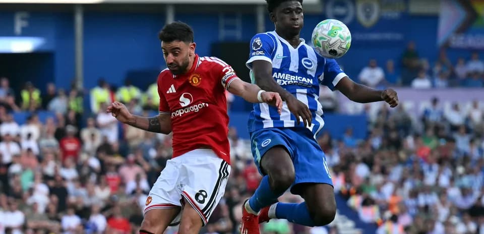 Jugadores de Manchester United y Brighton compitiendo por el balón