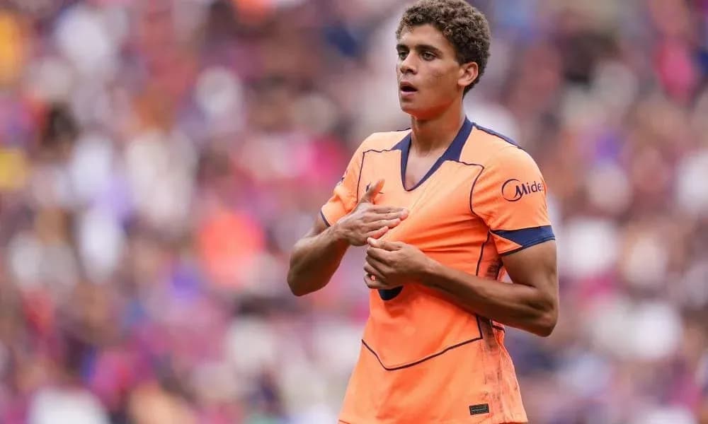 Jugador en uniforme naranja durante partido de fútbol