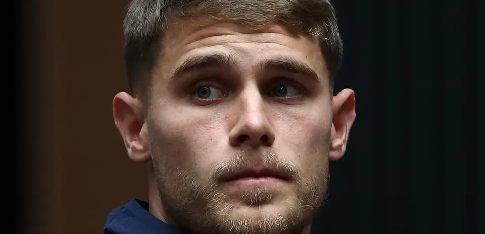 Jugador mirando hacia un lado en evento
