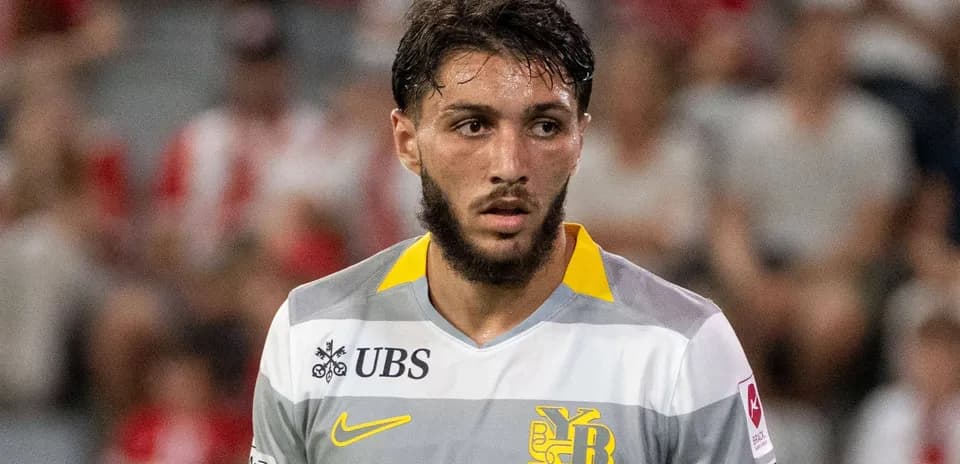 Jugador de fútbol con camiseta de Young Boys en el campo