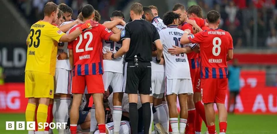 Jugadores de ambos equipos en una reunión en el campo