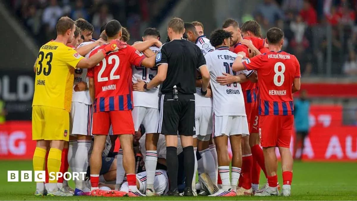 Jugadores de ambos equipos en una reunión en el campo