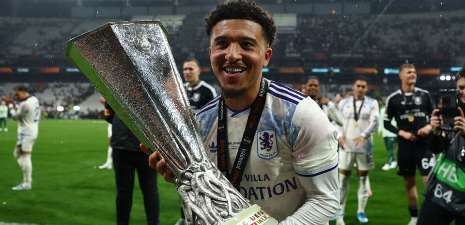 Jugador de Aston Villa sosteniendo trofeo de la UEFA