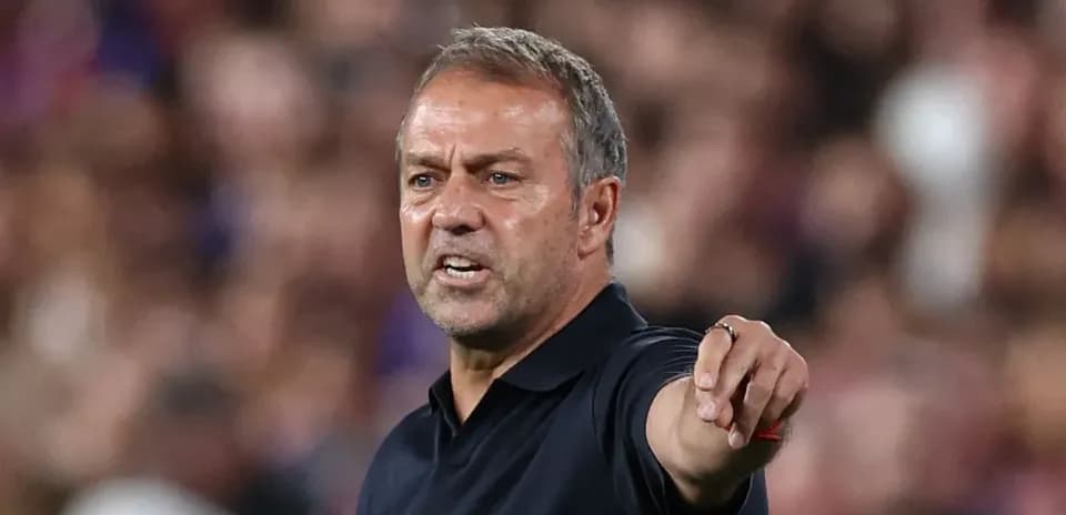 Entrenador señalando durante un partido de fútbol