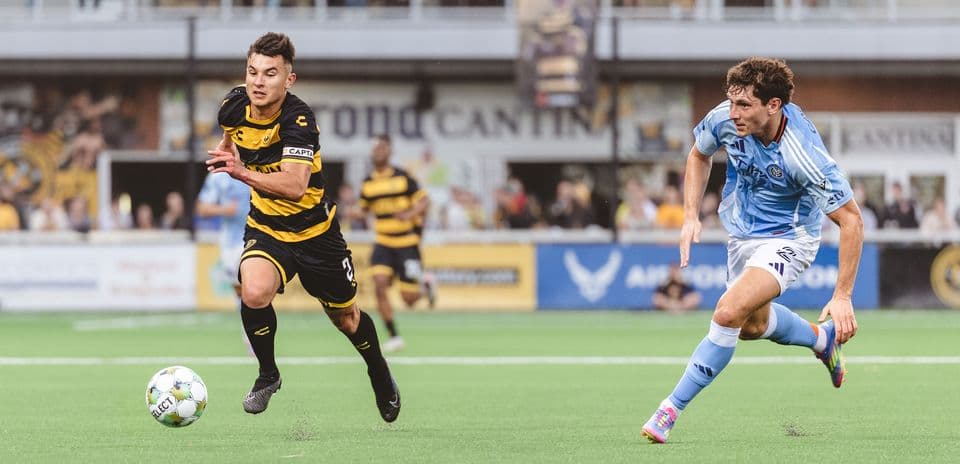 Jugador del Pittsburgh Riverhounds corriendo con el balón