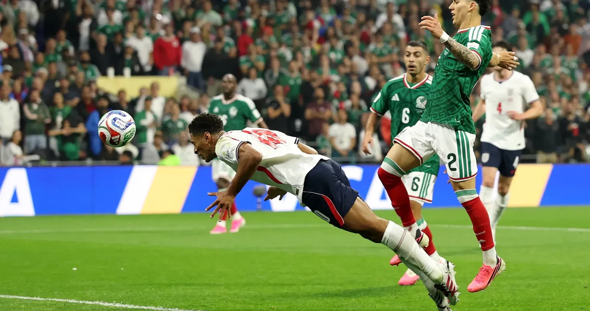 Jugador inglés lanzándose por el balón en el partido