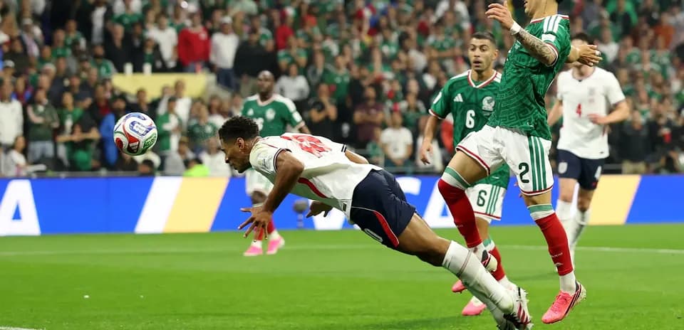 Jugador inglés lanzándose por el balón en el partido