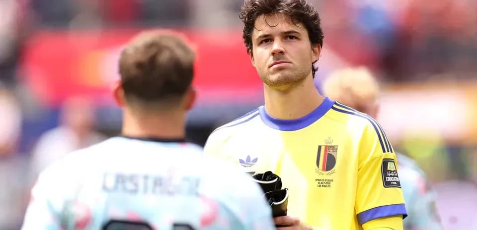 Portero belga con uniforme amarillo en el campo
