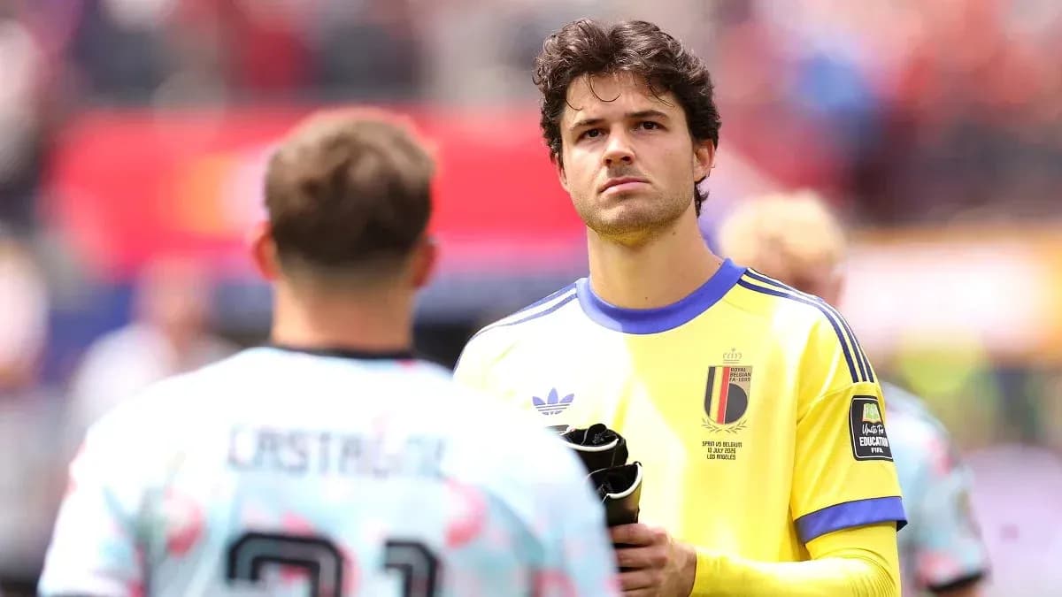 Portero belga con uniforme amarillo en el campo
