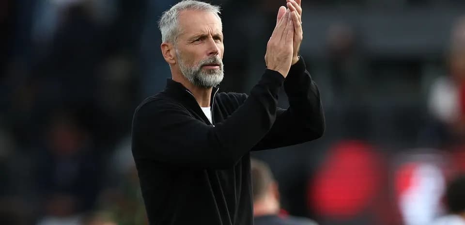 Entrenador aplaudiendo en el campo de juego