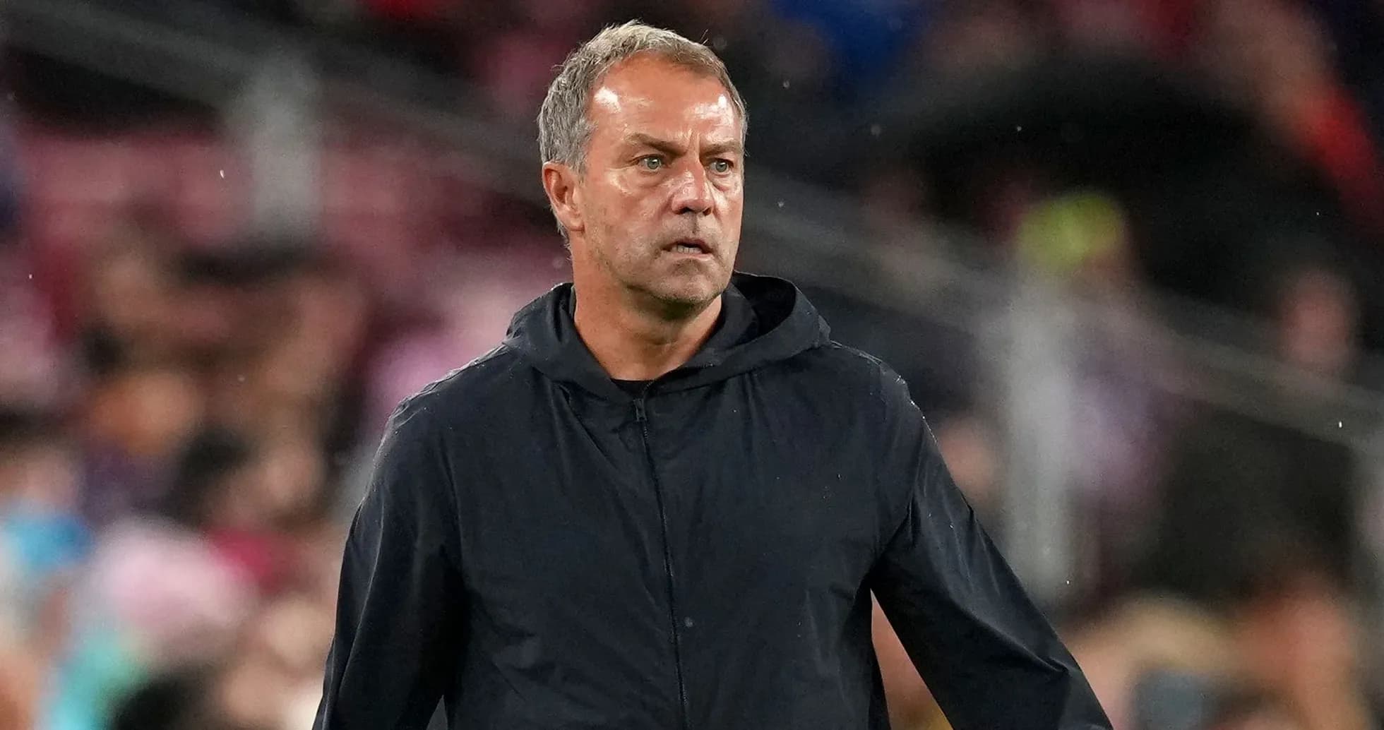 Entrenador observando el partido desde la línea lateral