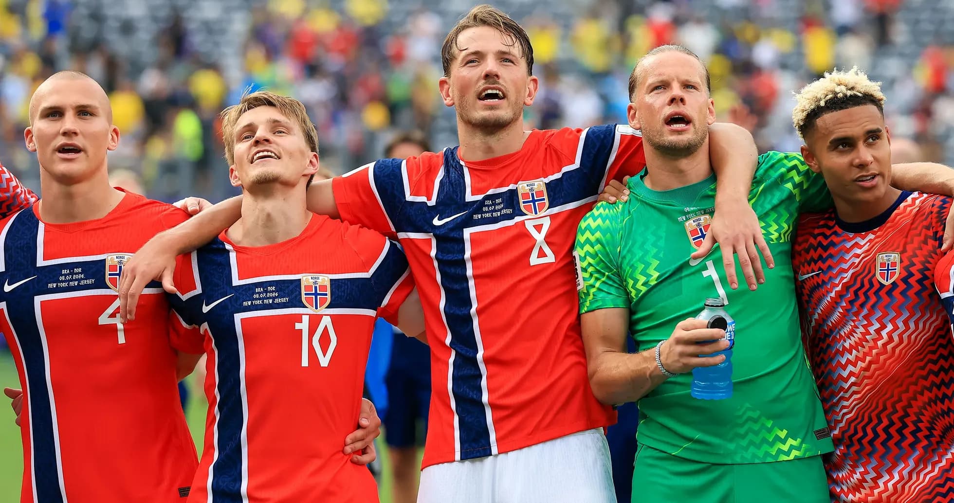 Jugadores de Noruega celebrando en el campo