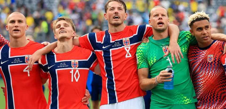 Jugadores de Noruega celebrando en el campo