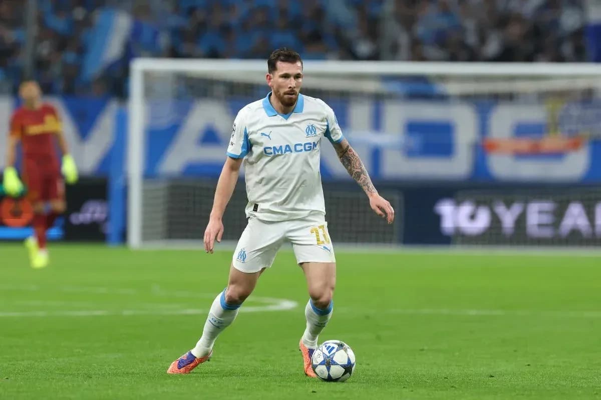 Jugador de Olympique de Marsella controlando el balón