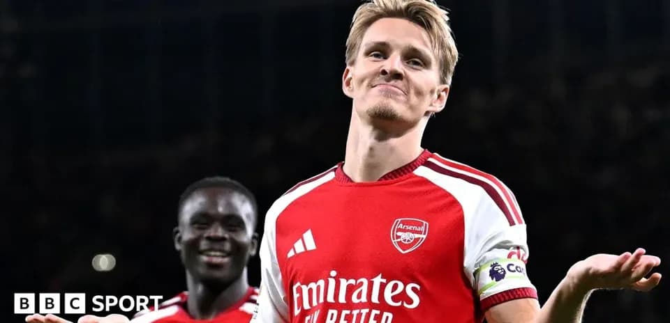 Jugador del Arsenal celebrando con gesto de triunfo