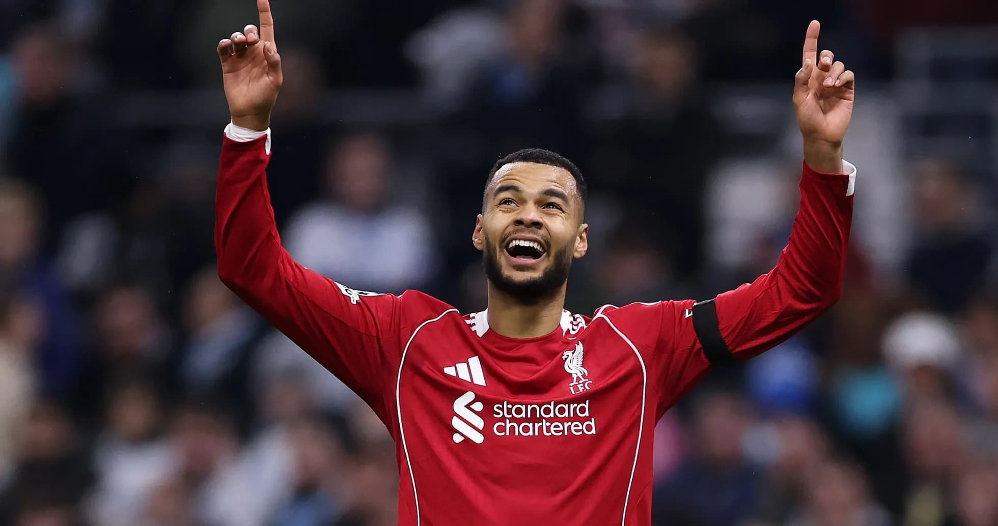 Jugador de Liverpool celebrando con los brazos en alto