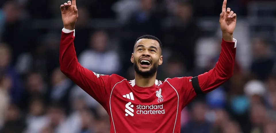 Jugador de Liverpool celebrando con los brazos en alto