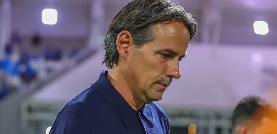 Entrenador caminando por el campo tras el partido