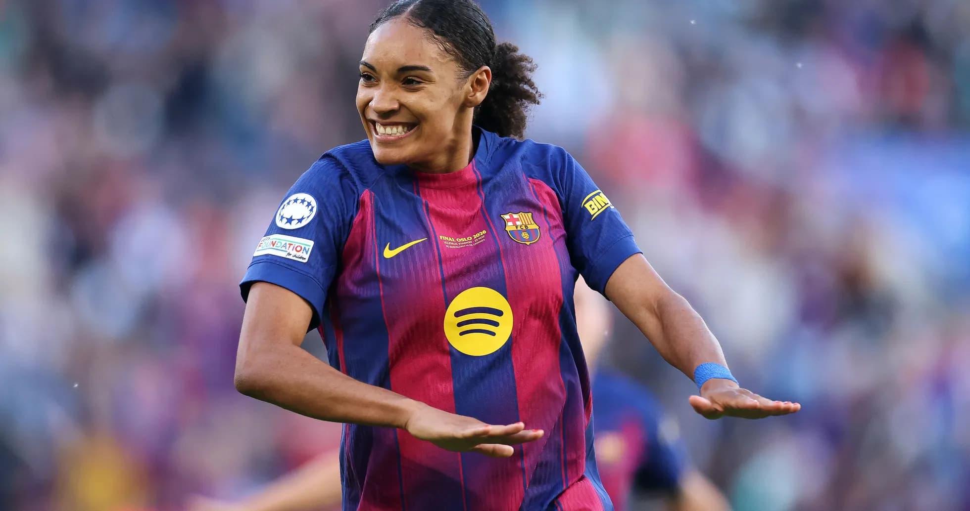 Jugadora del Barça celebrando un gol en el campo
