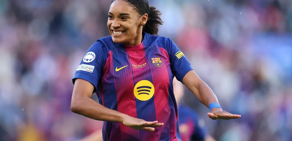 Jugadora del Barça celebrando un gol en el campo