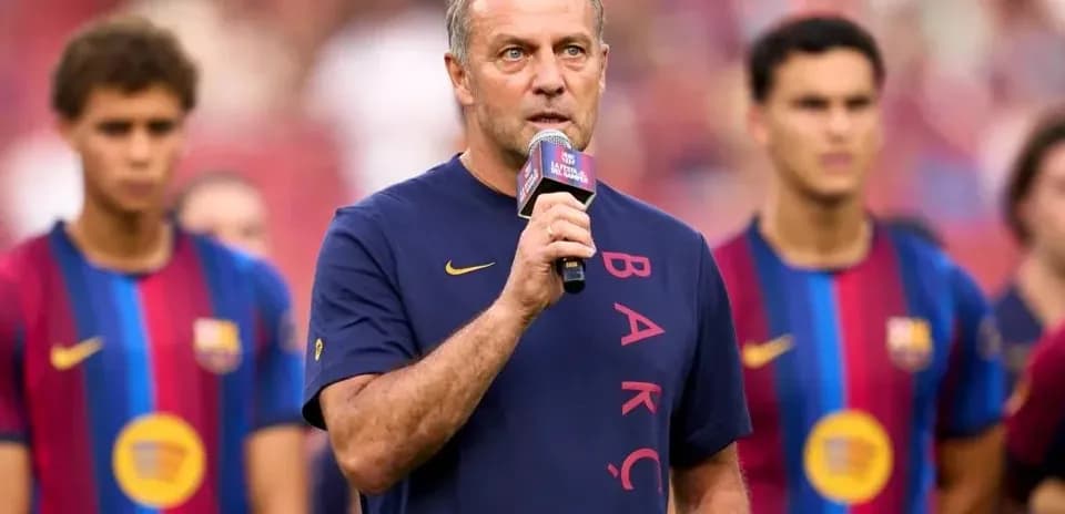 Entrenador hablando durante evento de presentación del equipo