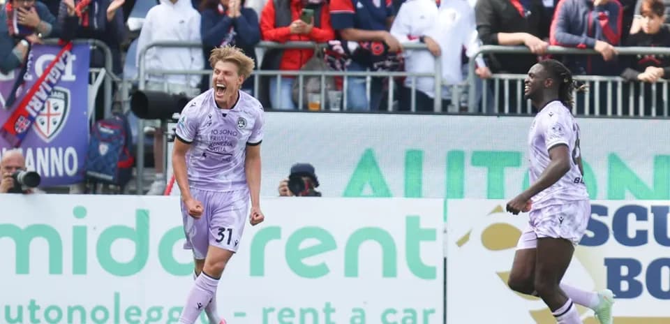 Jugadores celebrando un gol en Cagliari
