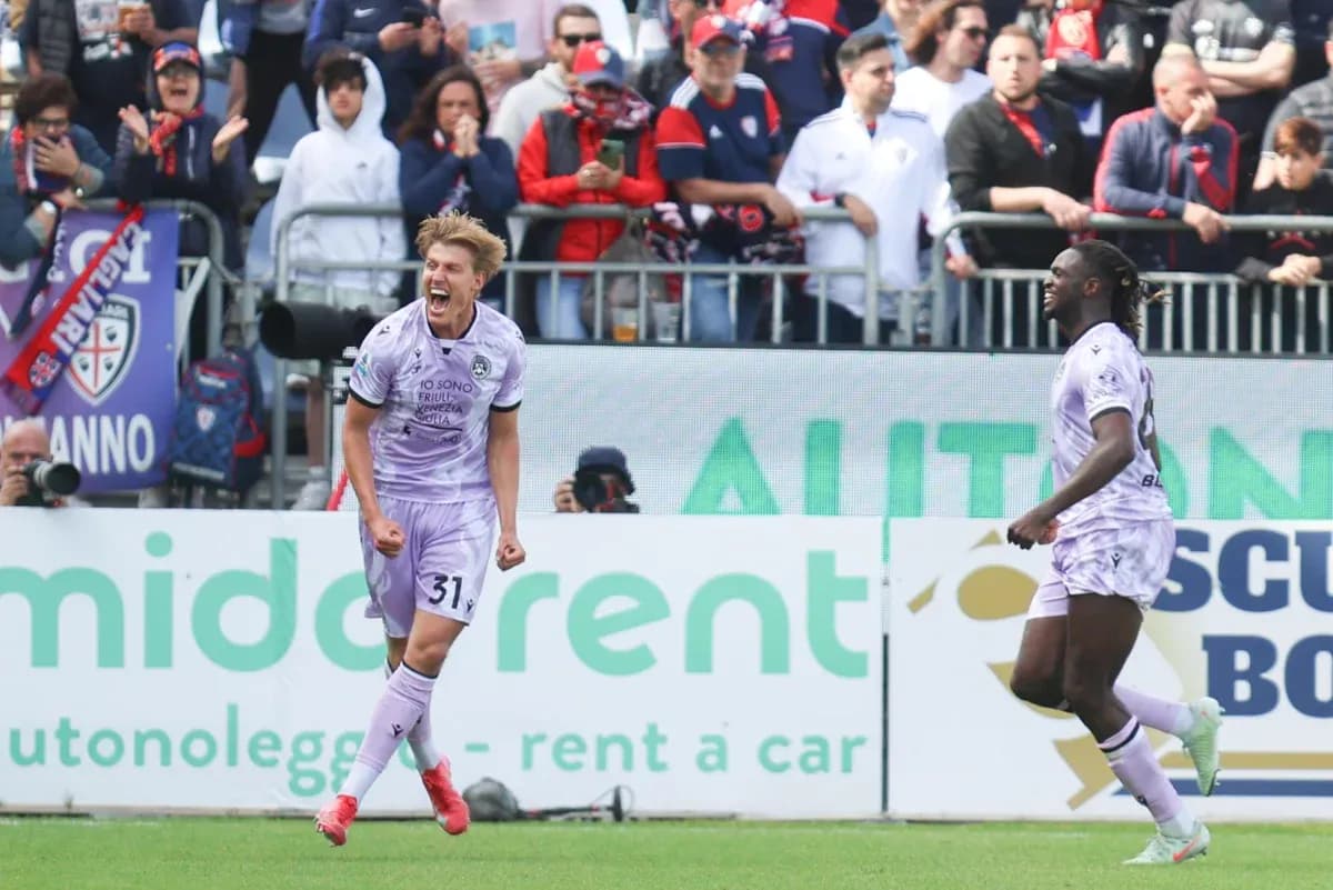 Jugadores celebrando un gol en Cagliari