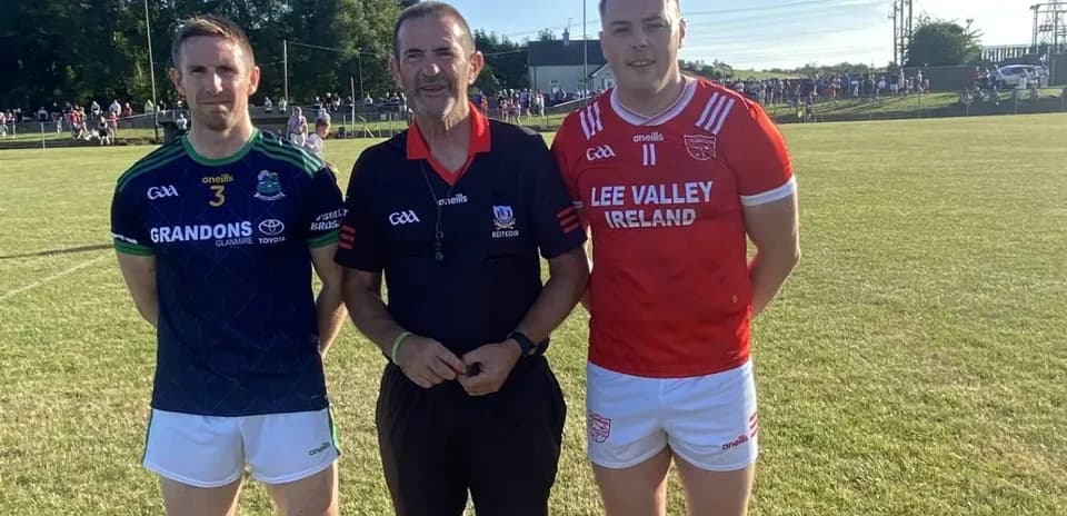 Jugadores y árbitro antes del partido de GAA