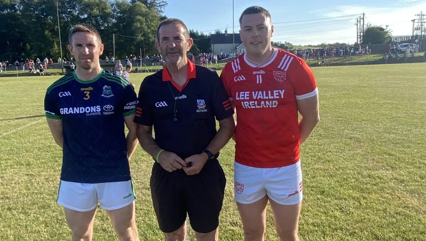 Jugadores y árbitro antes del partido de GAA
