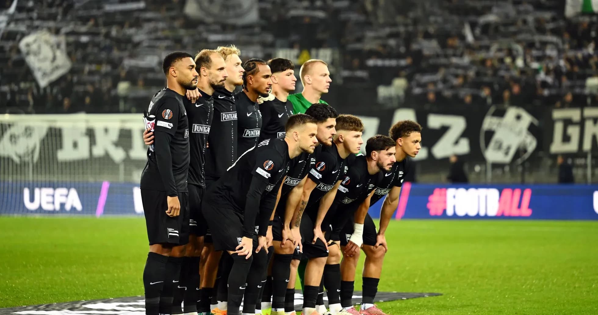 Equipo de Sturm Graz posando antes del partido